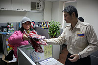 　縣府教育局昨天起補發「2011建國百年元旦國旗圍巾」，提醒當天有領到彩券但沒領到紀念品的鄉親，持存根聯至縣府3樓社教課領取。（圖／文：曹重偉）