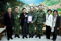 　又一位「愛馬祖」的好軍官揮別地區，莒光指揮部指揮官陳文凡榮調國防大學陸軍學院院長；縣長楊綏生肯定他在馬的傑出貢獻，並致贈榮譽縣民證。（圖／文：曹重偉）