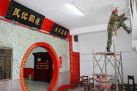 熾坪境福德宮廟委會福德宮廟宇中堂四面牆壁及天花板,長久水氣浸蝕,造成牆面油漆脫落進行粉刷工作。(圖:曹以鋒提供)