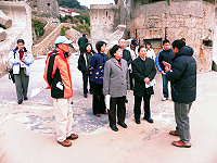    為了解馬祖地區離島建設基金補助計畫執行情形，監察院沈美真、杜善良兩位監委專程來馬視察，並冒著5度低溫視察津沙海堤。（圖／文：曹重偉）