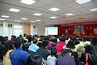　佛光會馬祖分會舉辦歲末關懷活動，邀請永文法師主講生命的轉彎處-識五蘊明因果，晚間則進行獻燈祈福晚會，吸引地區上百名信眾同霑法益。（圖／文：劉秋月）