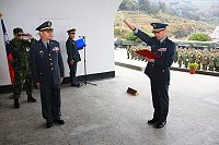 　莒指部新指揮官柯將軍，在防衛部羅指揮官的見證下，宣誓就職。（圖／文：蔡承佑）