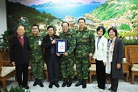 　楊縣長特頒榮譽縣民證予陳將軍，感謝他在這段時間為莒光的付出。（圖／文：周唐毅）
