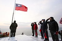 國旗緩緩上升,軍民同賀中華民國建國百年。(圖:徐嘉偉/文:王仁杰)