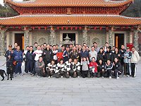 馬支部軍士官團健行活動,全體人員於媽祖巨神像及馬港天后宮合影留念,留下美好感動的時刻。(圖/文:陳舒婷)