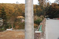 南竿電線桿上殘留許多「陳年」膠布,縣府與鄉公所將於國清週後陸續著手清除。(圖/文:邱竟瑋)