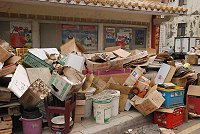 清水村辦公處前堆滿大量資源回收物品有礙觀瞻,環保局與南竿鄉公所第一時間協調資源回收業者加以處理。(圖/文:邱竟瑋)