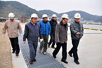 　福澳商港S2碼頭改善工程已完工報驗，縣長楊綏生昨天傍晚在相關人員陪同下前往現勘。（圖／文：曹重偉）
