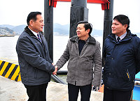 　年關將近，新竹市長許明財（左）率該市勞軍團抵馬探視子弟兵，縣長楊綏生專程到碼頭迎接。（圖／文：曹重偉） 
