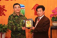 　防衛部羅指揮官特致贈張理事長敬軍紀念牌，以感謝敬軍團遠道前來，給予防區官兵很大的鼓舞。（圖／文：張熒奇）