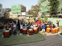   馬支部南竿乙型聯保廠弟兄，負責協助仁愛國小拍攝學校介紹網頁搬運樂器等工作，並與全校師生合影。（圖／文：陳舒婷）
