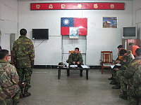 莒指部柯將軍詢問到部新兵個人資料,並關心問候近況。(圖/文:蔡承佑)