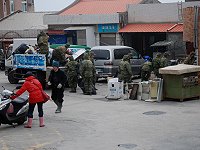 　東引鄉國清週活動開跑，國軍官兵協助清運大型廢棄物。（圖／文：陳其敏）