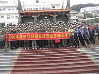 莒光地區國清週啟動,柯鄉長與柯指揮官親自帶頭進行街道清掃,並帶領誓師維護環境。(圖/文:陳樂團)