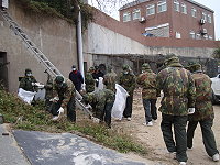 　為期六天的國清週啟動，莒指部弟兄支援協助清理工作。（圖／文：林冰芳）