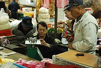 為維護消費者權益,經濟部標準檢驗局主動協助南竿鄉公所實施市場磅秤自主管理,99年12月15日上午前往介壽獅子市場抽檢交易用磅秤,已檢查合格的磅秤將黏貼合格單,請消費者多加留意。(圖/文:邱竟瑋)