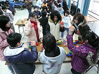 　銘傳大學教育服務隊與北竿小朋友在課輔及團康活動中打成一片。（圖／文：銘傳馬祖教育服務隊提供）