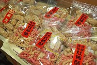 懷念的灶公料上市!勾起四鄉五島中年居民的回憶。(圖/文:邱竟瑋)