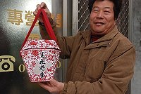 全新風燈造型的炒糯米酥禮盒,展現地方的文化創意。(圖/文:邱竟瑋)