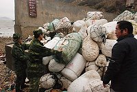 　發揮助民愛民精神，馬祖防衛指揮部昨天主動派員協助牛角實施社區環境整理與淨灘。（圖／文：邱竟瑋）