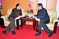 　2011馬祖北竿百年擺暝祭活動積極籌備中，議長陳貴忠特別邀請南竿鄉長朱秀平會商，希望朱鄉長能出面鼓勵南竿各廟宇踴躍參加，共襄盛舉。（圖／文：曹重偉）