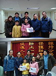 感謝警察伯伯!介壽國中小校長陳書安及家長會長曹爾章帶著小朋友及親手製作謝卡,感謝警察同仁這學期每天早晨協助路口指揮交通,讓學生上學的路更安全。(圖/文:劉秋月)