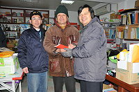 　縣長楊綏生在鄉長周瑞國陪同下發放北竿地區春節慰問金。（圖／文：陳鵬雄）