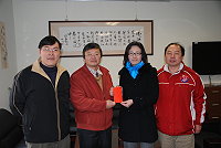 　馬中101級畢業旅行， 1月24日歡樂啟航，家長會會長林惠萍代表家長會致贈全隊禮金，更感謝帶隊老師辛勞。（圖：馬祖高中提供）