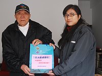 　東引鄉衛生所主任陳欣怡，代表衛生局訪視獨居老人，贈送保暖的襪子、手套。（圖／文：陳其敏）