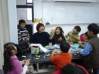 　南竿三校寒假學藝活動美勞組，指導老師鄧宜慧帶領學生動手做做看，樂趣特別多。（圖／文：劉秋月）