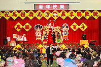 馬祖嶺南宗親會由宗親自行策劃佈置歲末聯歡晚會。(圖:曹以鋒提供)