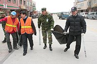　楊縣長、朱鄉長與朱副指揮官戴起手套，拿起垃圾夾，沿街清掃環境，以自身做起要所有人一同響應。（圖／文：周唐毅）