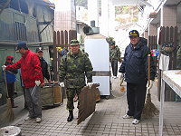 莒指部指揮官柯將軍與鄉長共同清掃村莊公共區域。(圖/文:蔡承佑)