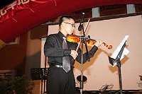 連偉翔在99年秋節晚會上為官兵及北竿鄉親演奏。(圖/文:林易叡)
