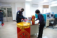 　縣府要求所屬單位機關佈置門面，讓春節氣氛更濃厚，許多單位開始動起來，有的還利用週末假日自己動手做，既環保又省錢，值得鼓勵。（圖／文：劉秋月）