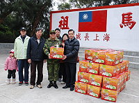 　南竿鄉公所及代表會致贈軍方馬祖冬季三寶，為阿兵哥春節加菜，由指揮官羅際琴代表接受，並感謝公所的溫暖心意。（圖／文：劉秋月）