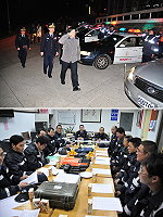 (上圖)春安工作四鄉五島同步展開,縣長楊綏生昨天深夜主持春安工作誓師大會及校閱警力,場面盛大,展現維護治安之決心。(圖/文:曹重偉);(下圖)北竿警察所邀集社區民防中隊召開任務講習及勤前教育,也宣布今年春安工作正式展開。(圖/文:陳鵬雄)