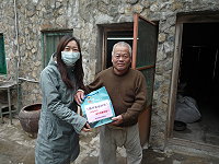 東莒衛生所主任陳嘉卉訪視福正村獨居老人並轉達衛生局的關懷及祝福。(圖:東莒衛生所提供)