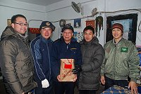 　東引鄉代會贈送賀年禮品給鄉親，祝福新春愉快。（圖／文：陳其敏）