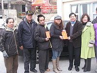 　縣長楊綏生向莒光鄉親拜年，挨家挨戶走透透發放慰問金。（圖／文：陳樂團）