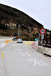  　珠山電廠環廠道路已正式改為單行道，交通局已於兩側路口加強道路標示用具佈放，也在路面上印上「單行道」字樣，提醒駕駛人密切注意及遵守。（圖／文：曹重偉）