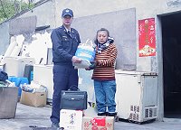 　北竿警察所利用警局核發春節加菜金購置禦寒衣帽、瓜糖、水果等慰問獨居老人。（圖：北竿警察所提供）