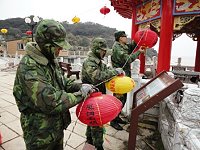 聯保廠官士兵協助仁愛村春節前燈籠及霓虹燈之掛設佈置。(圖/文:陳舒婷)