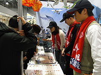　花博馬祖活動週今（31日）登場，在圓山公園區之爭艷館C區攤位內，今天上午已湧進人潮，會場濃濃馬祖味。（圖：連江縣政府提供）