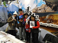 　花博馬祖活動週今（31日）登場，在圓山公園區之爭艷館C區攤位內，今天上午已湧進人潮，會場濃濃馬祖味。（圖：連江縣政府提供）