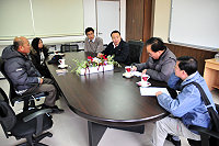 　縣府首次推出大型旅行團赴對岸馬尾欣賞「兩馬鬧元宵」，觀光局長劉德全特別邀集地區三臨、八閩、桃源及龍福四家旅行社，就行程規劃、船票價格、食宿交通安排及團費估算做討論。（圖／文：曹重偉）