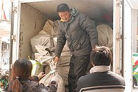 　臺馬輪歲修完成後第三次開抵馬祖，載來大量郵件。（圖／文：邱竟瑋）