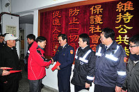 　兔年除夕夜，縣長楊綏生慰勉無法回家團圓、堅守崗位辛苦執勤的警員們。（圖／文：曹重偉）