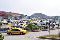 　南竿機場前停車空間每逢假期就是車滿為患，許多車輛及機車甚至大剌剌停在道路上，場景相當紊亂，不少鄉親都希望能加強管理。（圖／文：曹重偉）
