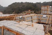介壽海埔新生地外圍暫時堆滿工材,影響景觀。縣府觀光局表示,待西環步道工程元宵節過後進場施作,即可逐漸改善。(圖/文:邱竟瑋)